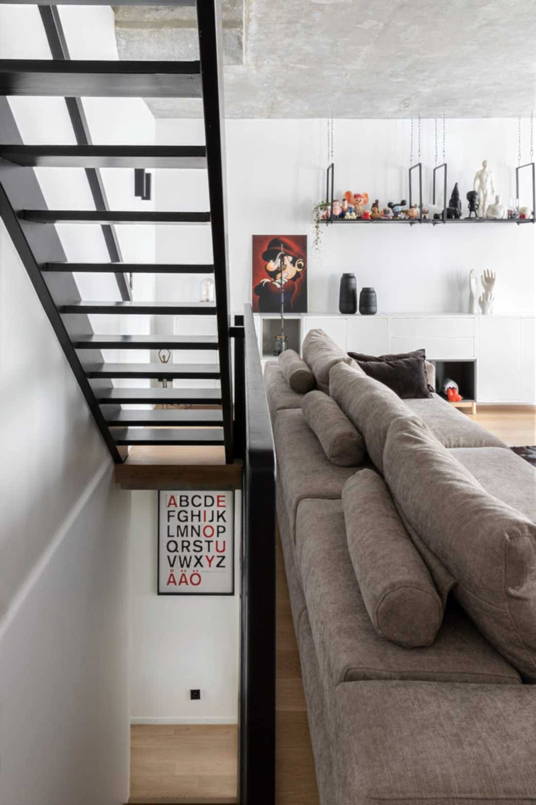 Escalier intérieur d'un triplex conçu par un architecte à Paris