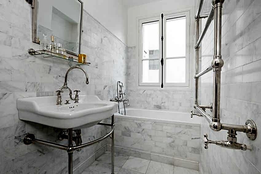 Salle de bain avec marbre de couleur claire