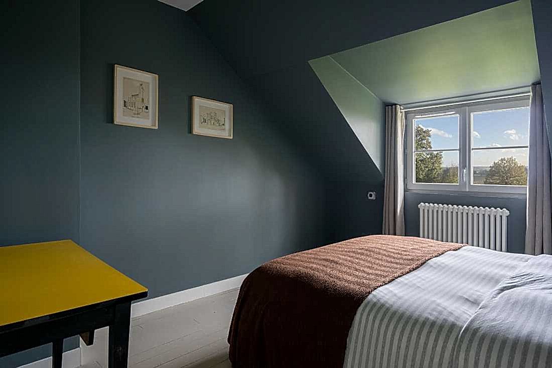 Chambre bleue aménagé par un architecte d'intérieur dans le Perche
