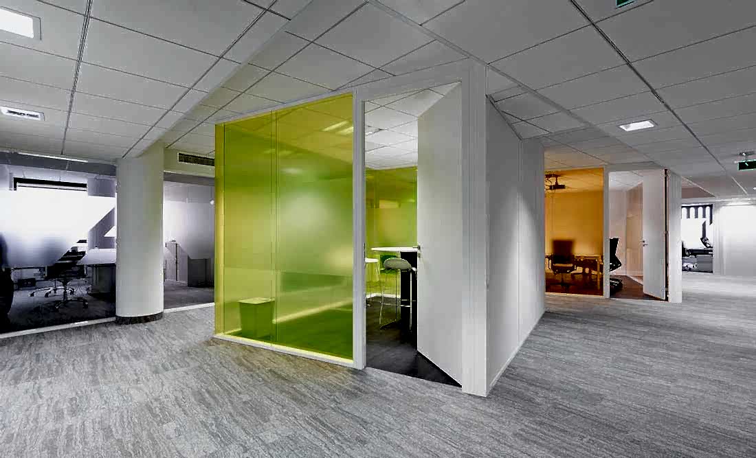 Aménagement de 2 plateaux de bureaux - bulles de bureaux jaune et orange
