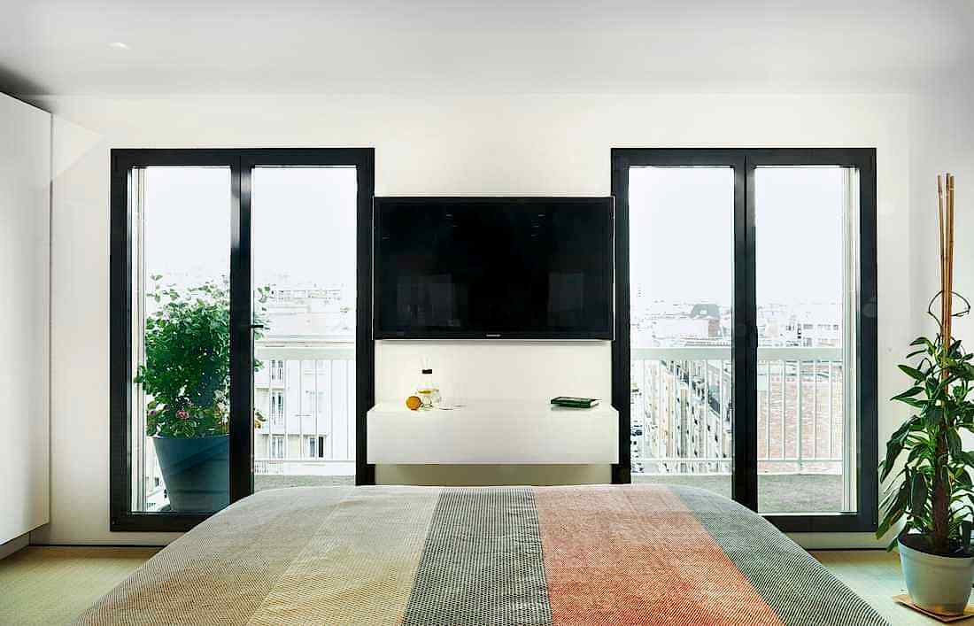 Chambre parentale avec vue dans un immeuble des années 80