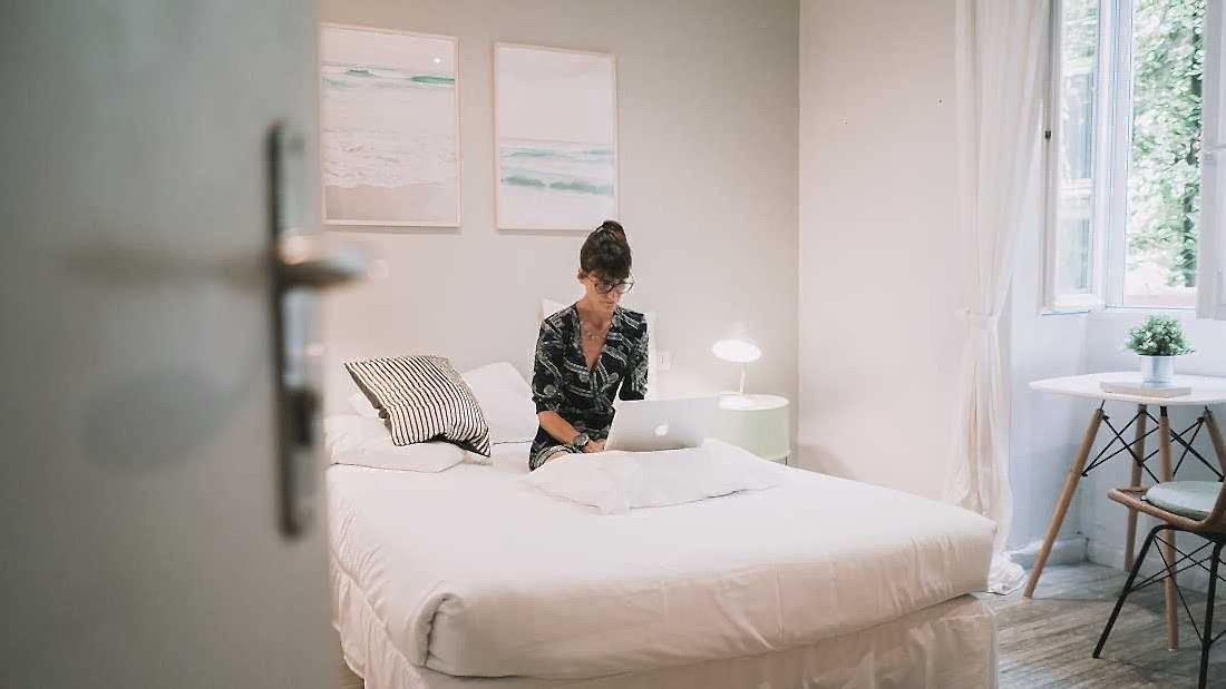 Aménagement d'un espace de coworking et coliving - chambre confortable