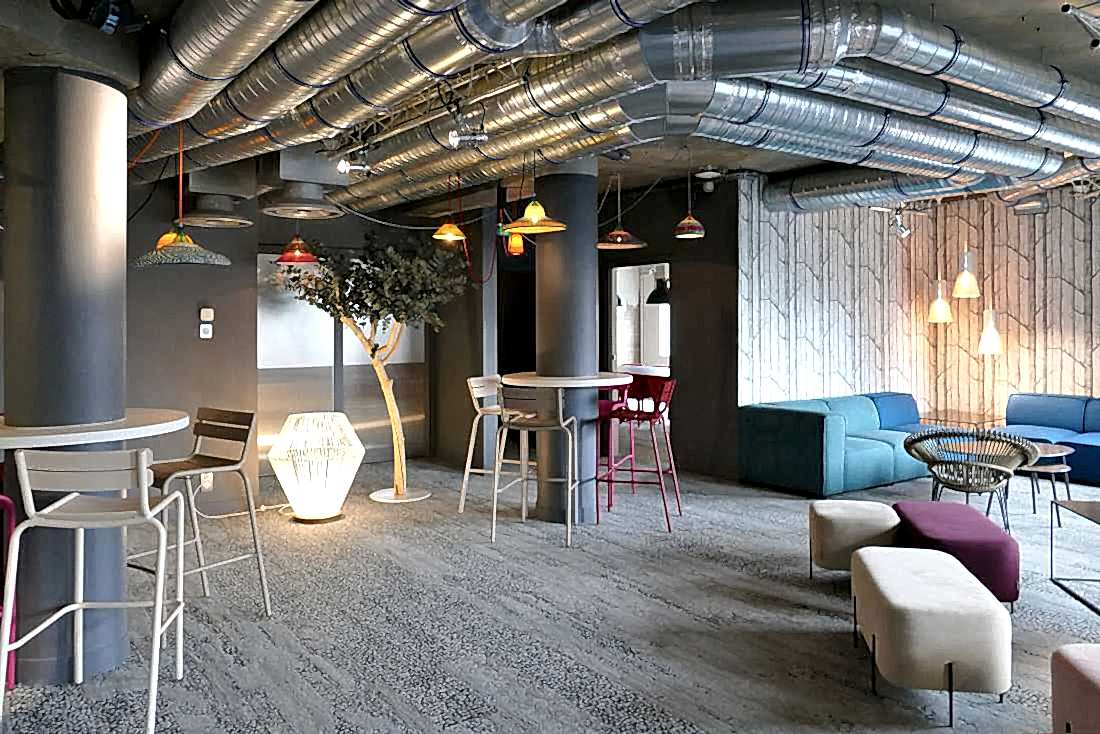 Lobby lounge d'une agence de publicité aménagé par un architecte