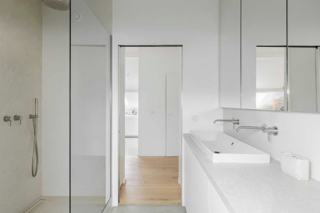 Aménagement d'un appartement parisien sous les toits de 140 m² -  salle d'eau avec douche