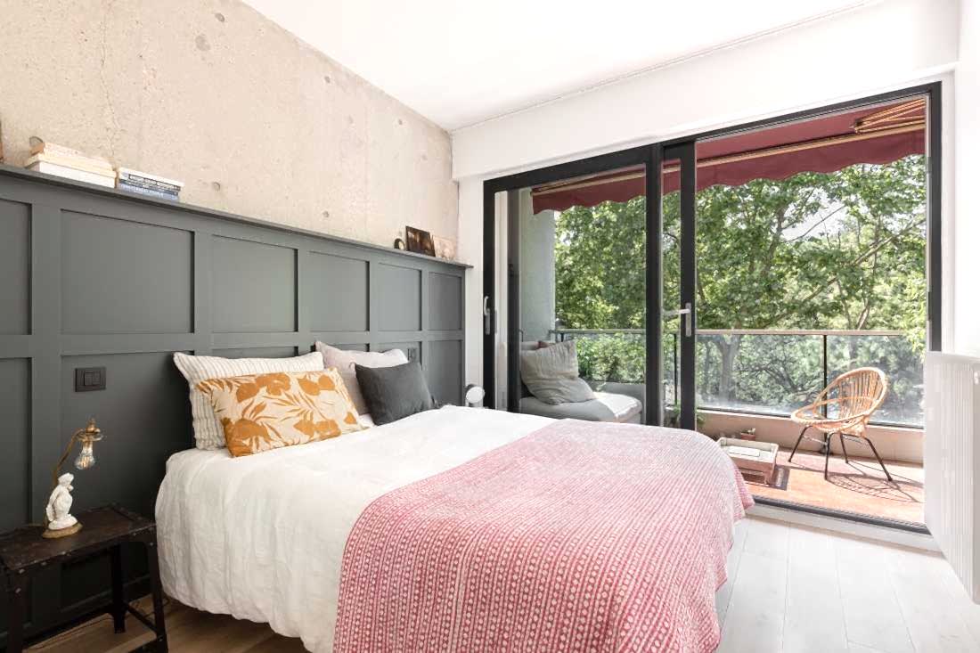 Chambre parentale de l'appartement conçue comme une véritable suite