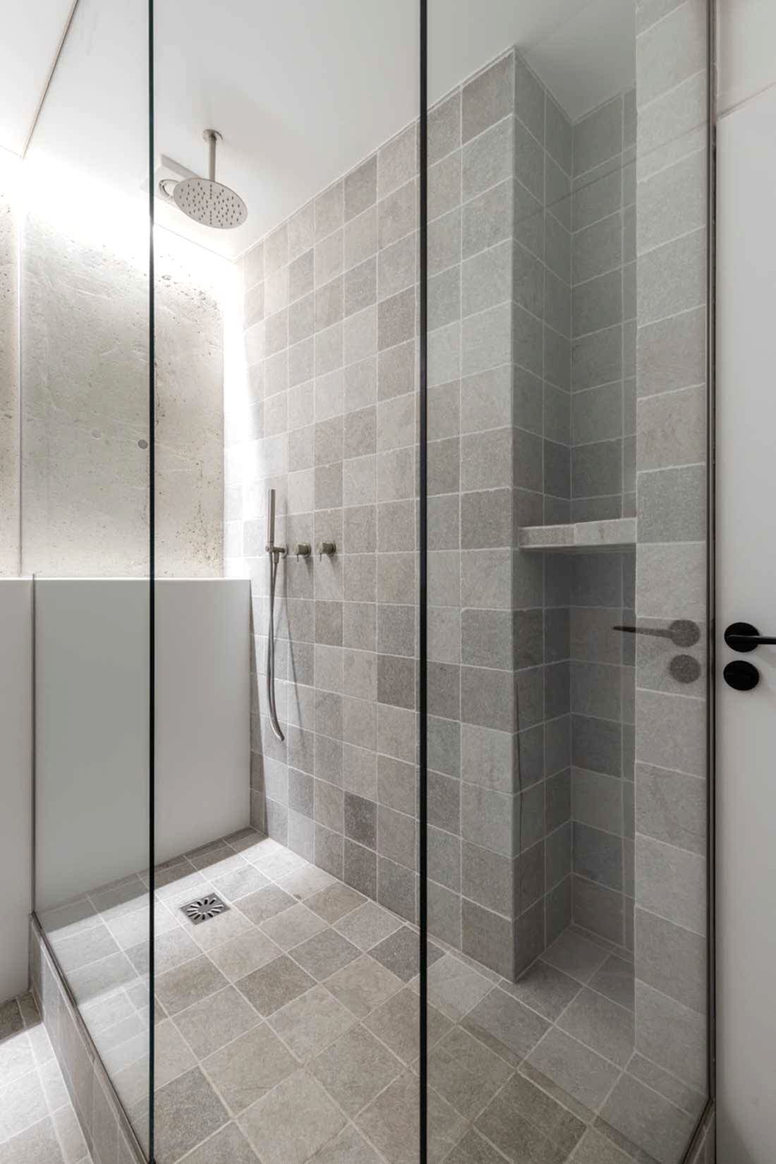 Douche dans la salle de bain