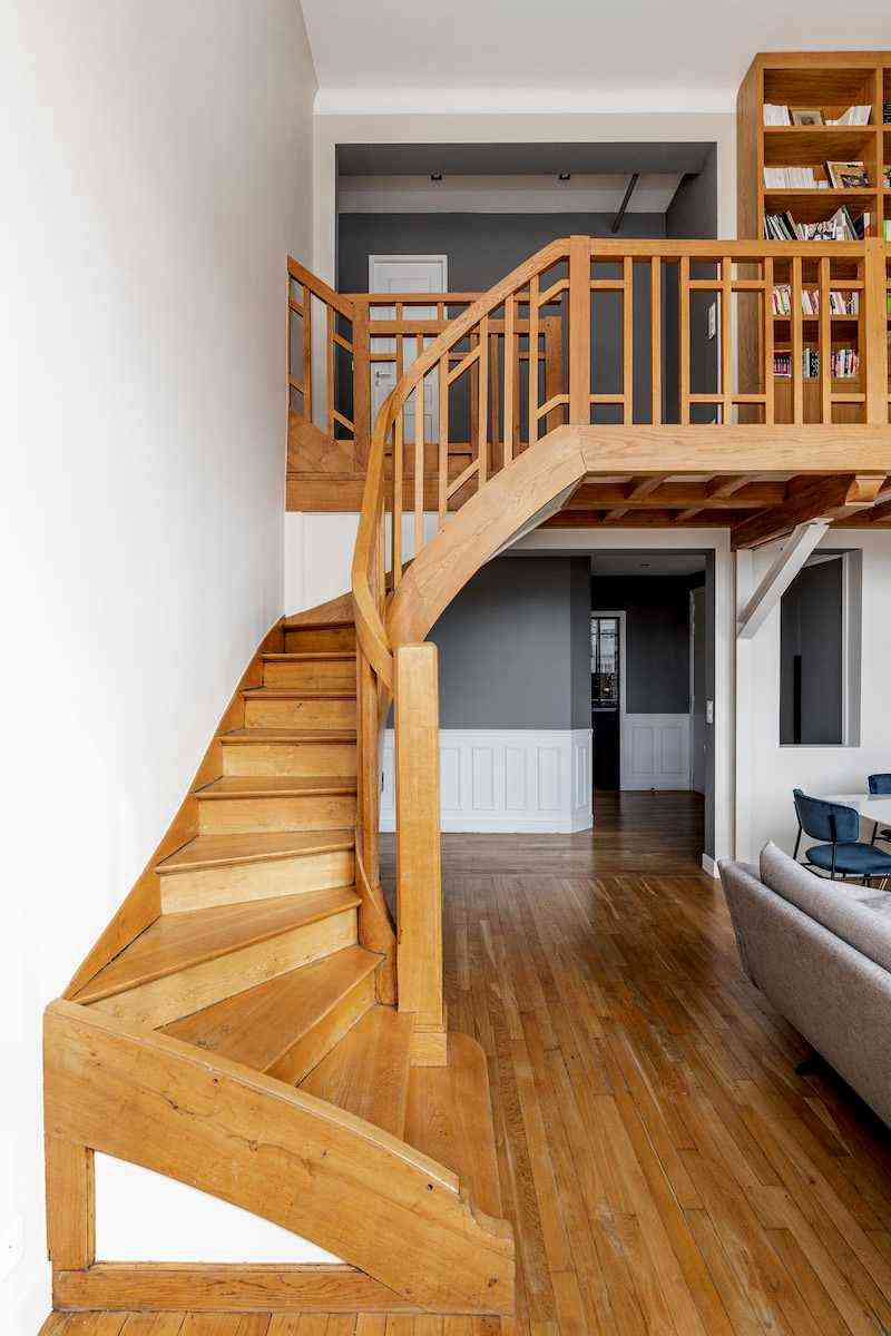 Rénovation d'un appartement atelier artiste - escalier en bois vers la mezzanine