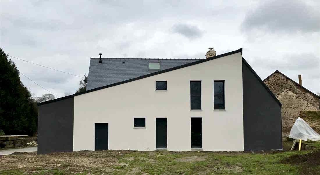 Extension situé derrière la maison ancienne en pierre