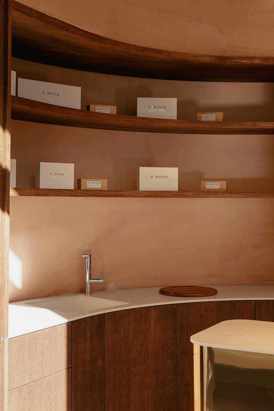 Aménagement intérieur d'une pâtisserie haut de gamme dans le Marais