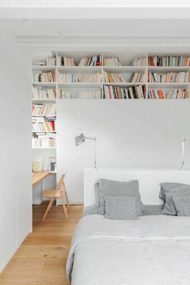 Aménagement d'un appartement parisien sous les toits de 140 m² -  la chambre avec bibliothèque