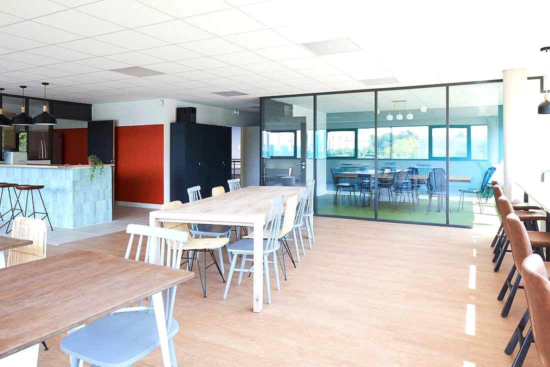 Aménagement intérieur des locaux d'une entreprise - lieu d'échange dans l'appartement
