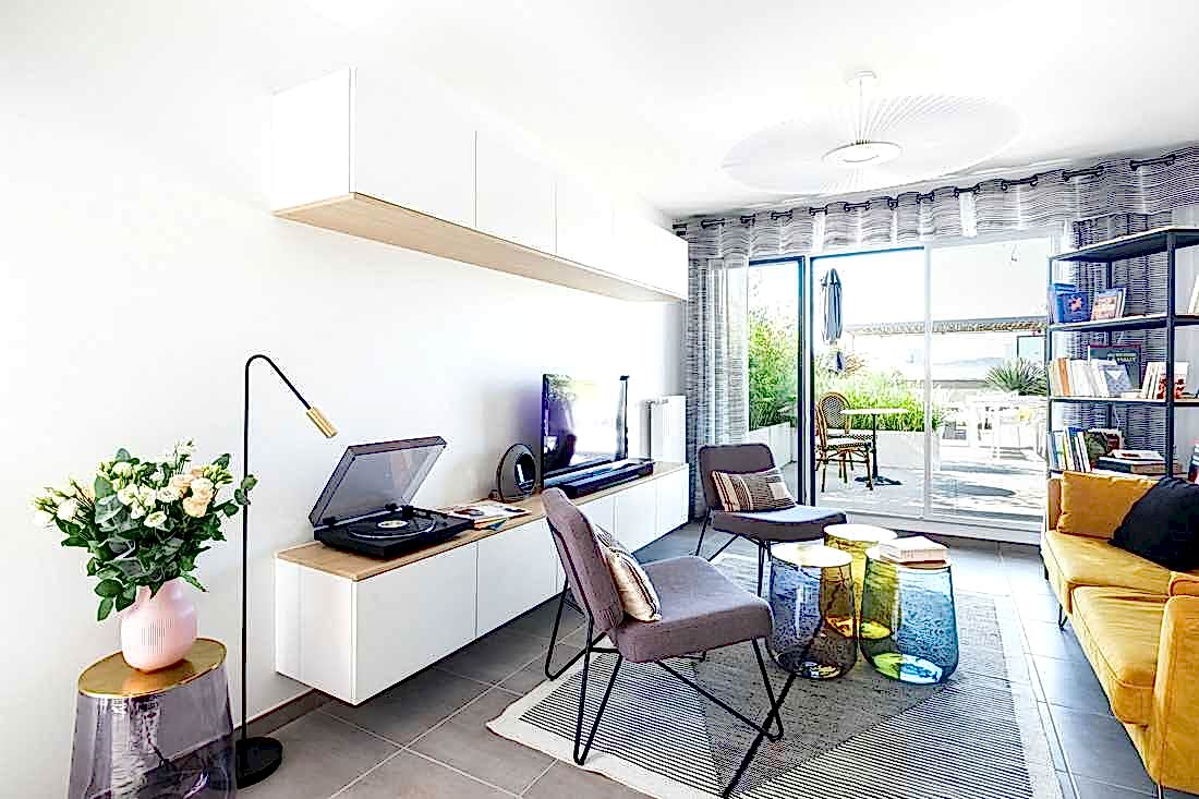 Salon ouvert sur la terrasse de l'appartement