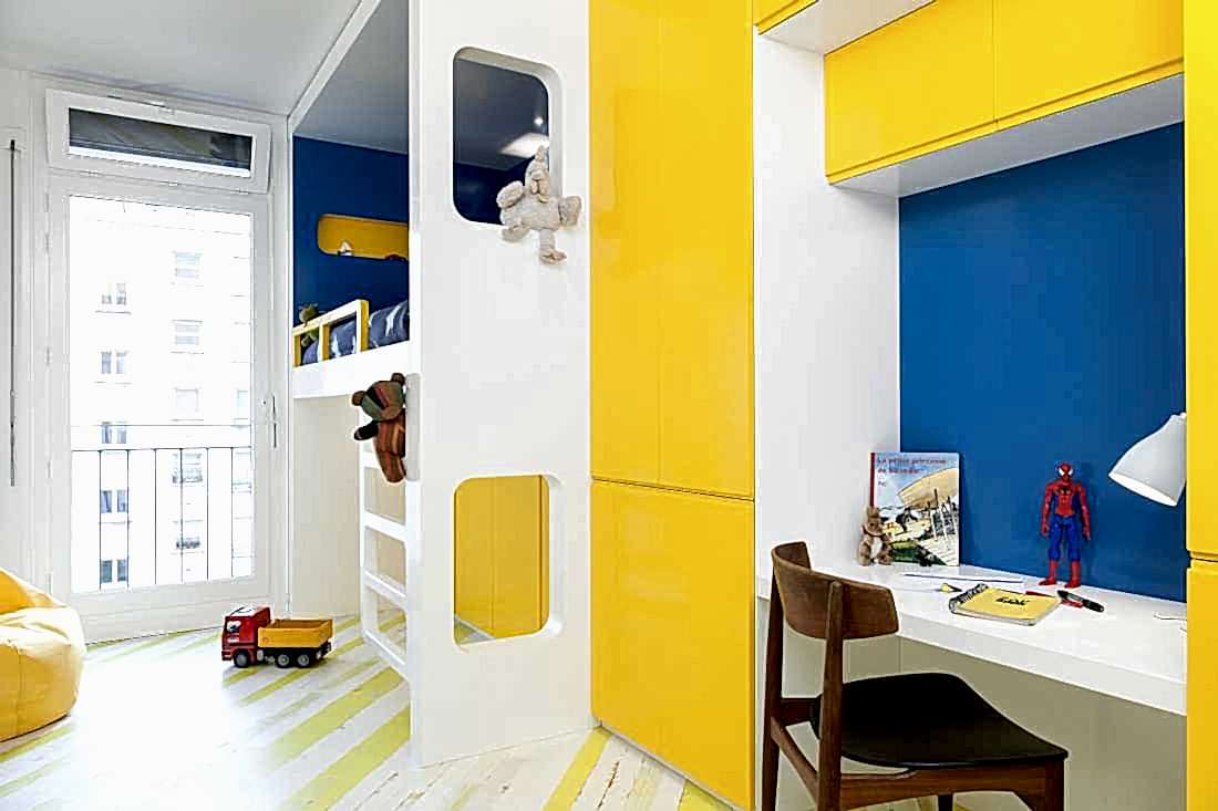 Aménagement d'une chambre d'enfant moderne avec un lit cabanne et des rangements de couleur jaunes 