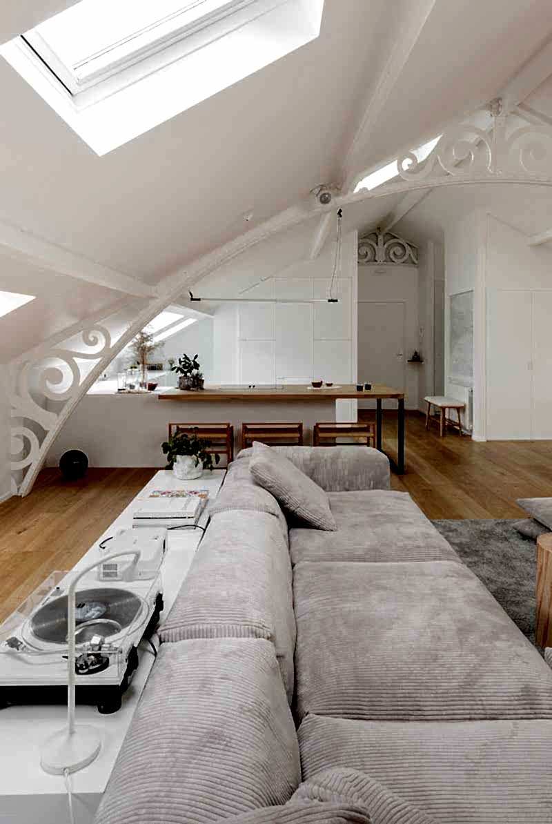 Aménagement d'un appartement parisien sous les toits de 140 m² -  le séjour lumineux