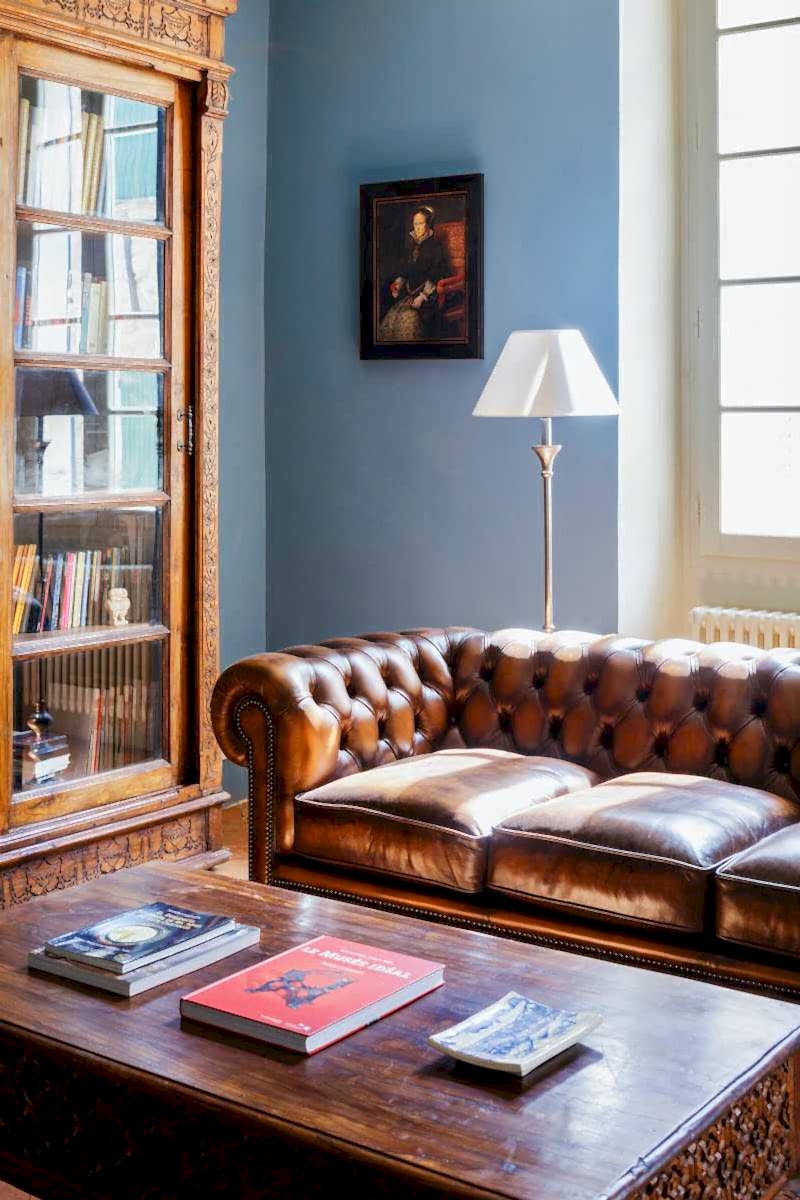 Rénovation intérieure d'une villa provençale - le salon type anglais avec canapé