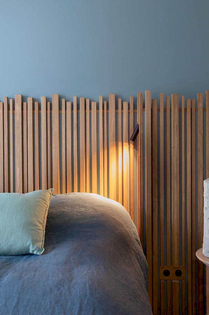 Baguettes de bois verticales formant une tête de lit