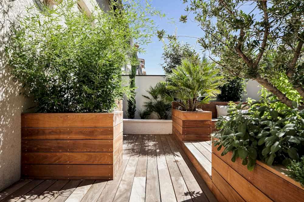 Aménagement d'une terrasse en bois - esprit méditérranéen - végétation
