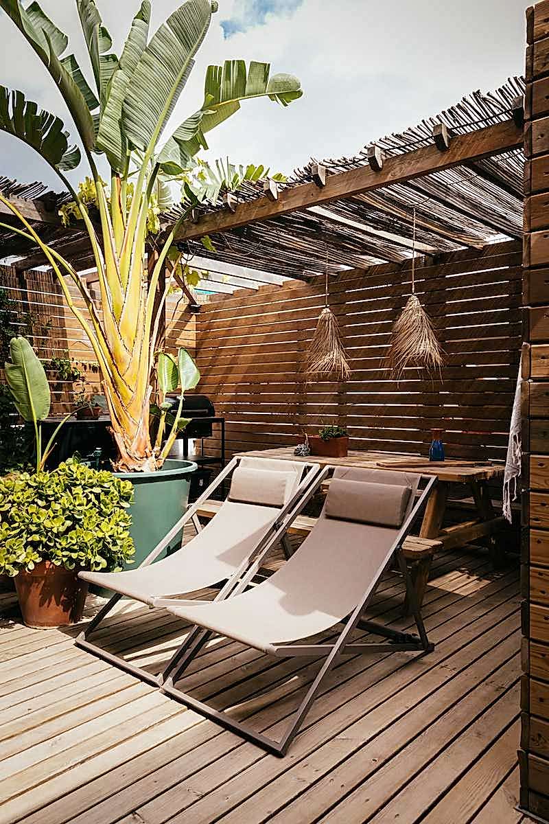 Aménagement d'un toit-terrasse en bois - la terrasse avec coin de verdure