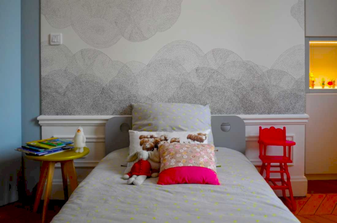 Chambre d'enfant avec de nombreux rangements