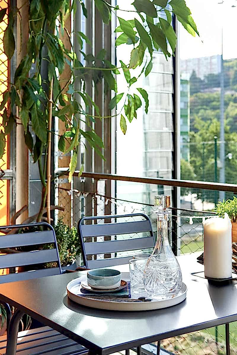 Optimisation et végétalisation d'une petite terrasse - le coin repas avec table pour 4 personnes