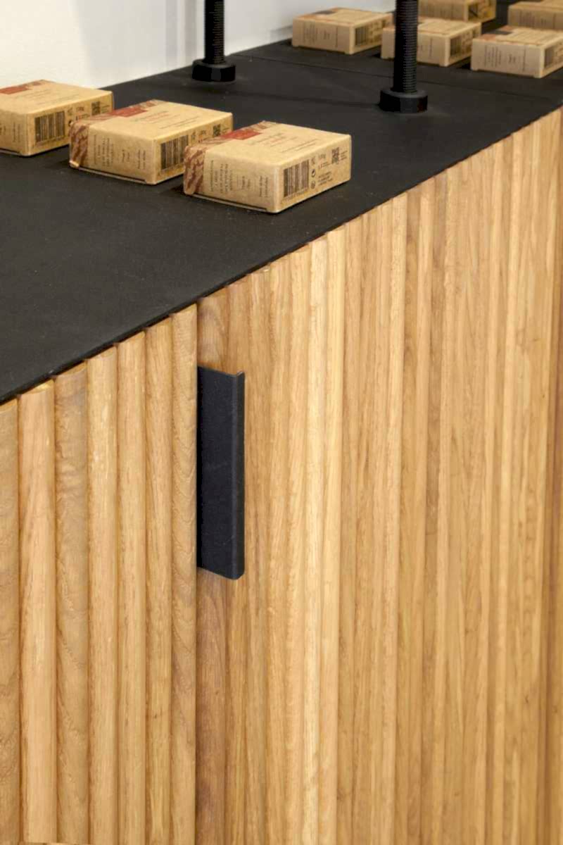 Création d'un concept store beauté et bien-être -  présentoir en bois avec panneau noir