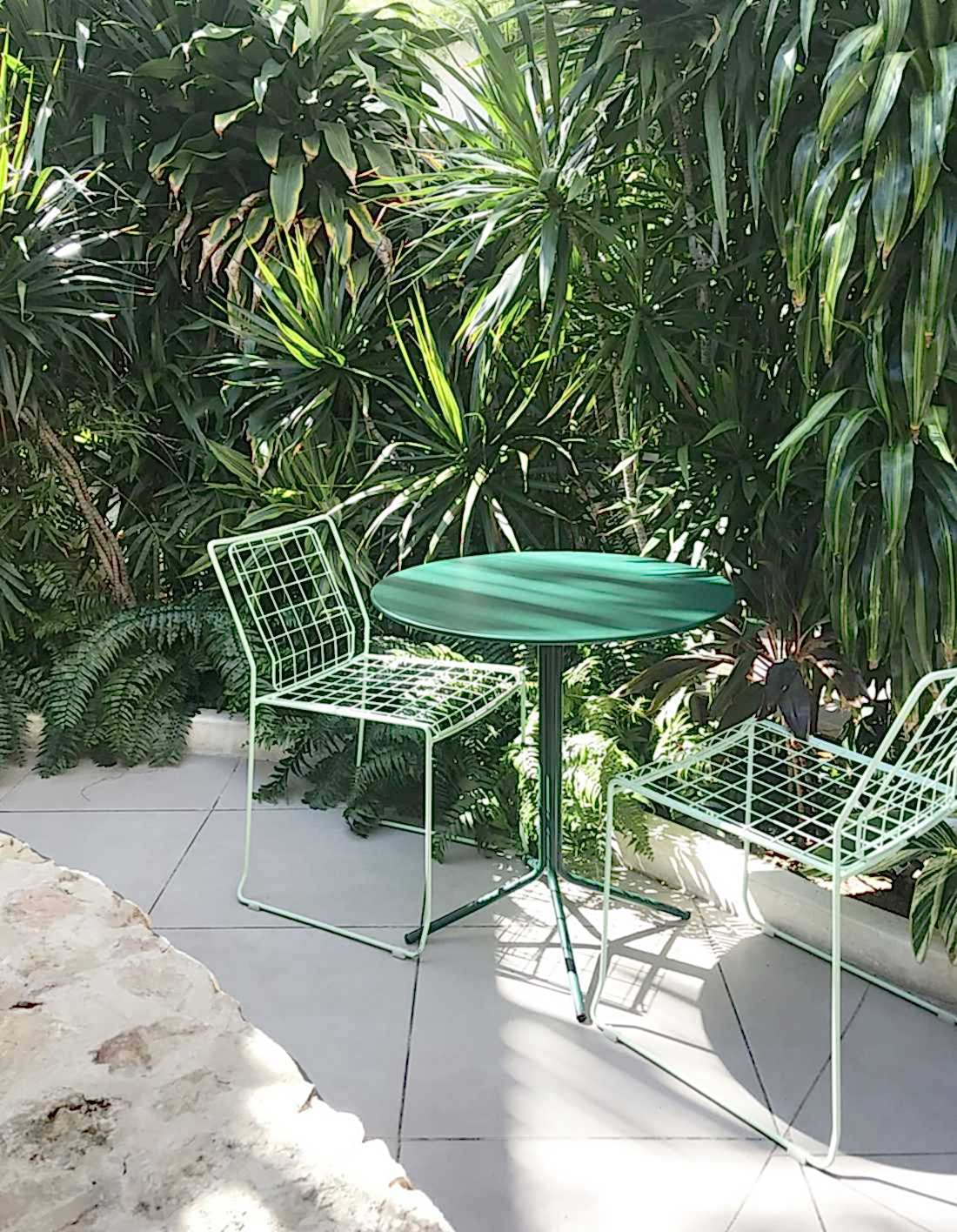 Mobilier exterieur d'un restaurant choisi par un architecte