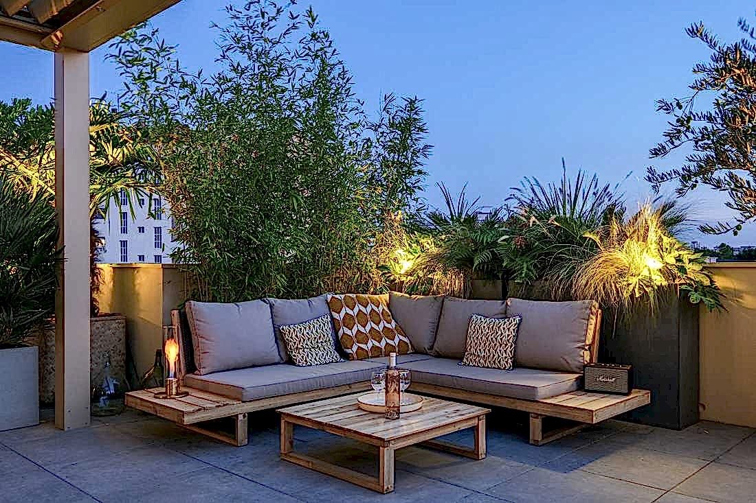 Terrasse bioclimatique avec pergola - canapé d'angle - vue nocturne