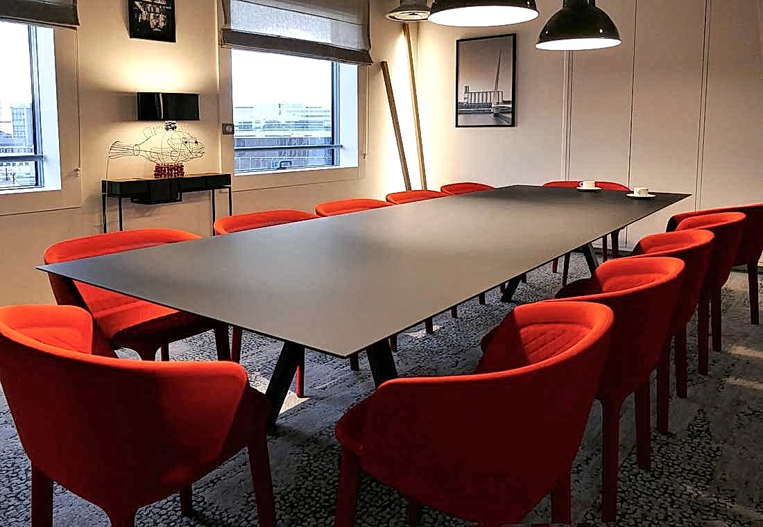 Salle à manger d'une entreprise après travaux d'aménagement dirigé par un architecte