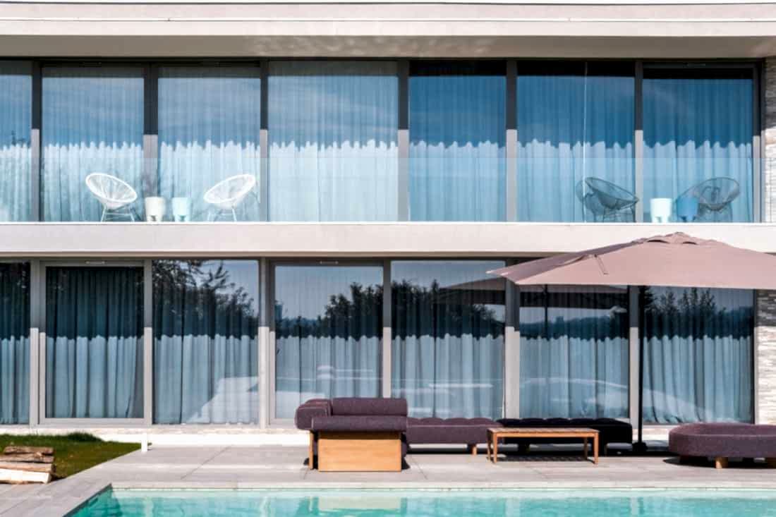 Vue de face de la maison avec piscine