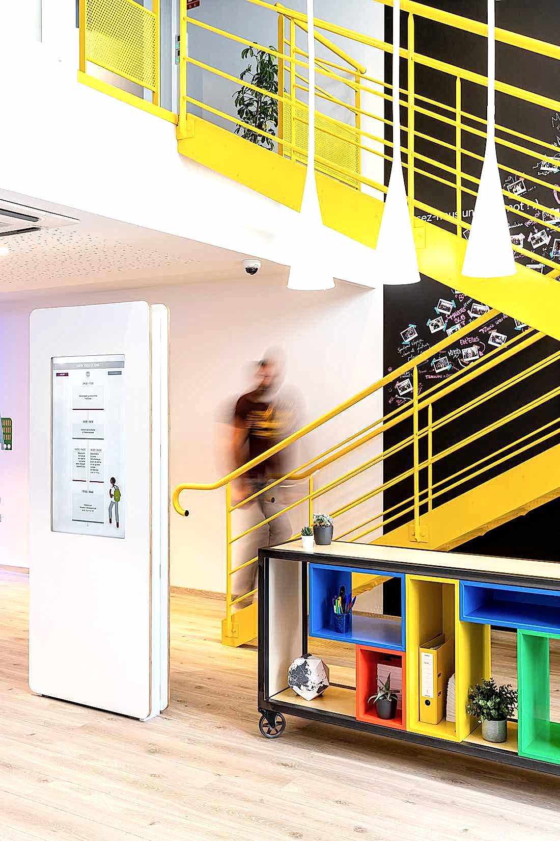 Escalier métallique jaune réalisé sur mesure par un architecte