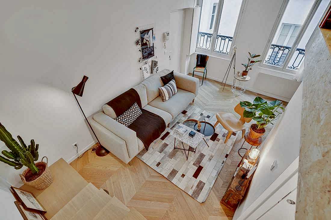 Aménagement d'un studio en duplex de 26m² - vue depuis la mezzanine sur le séjour