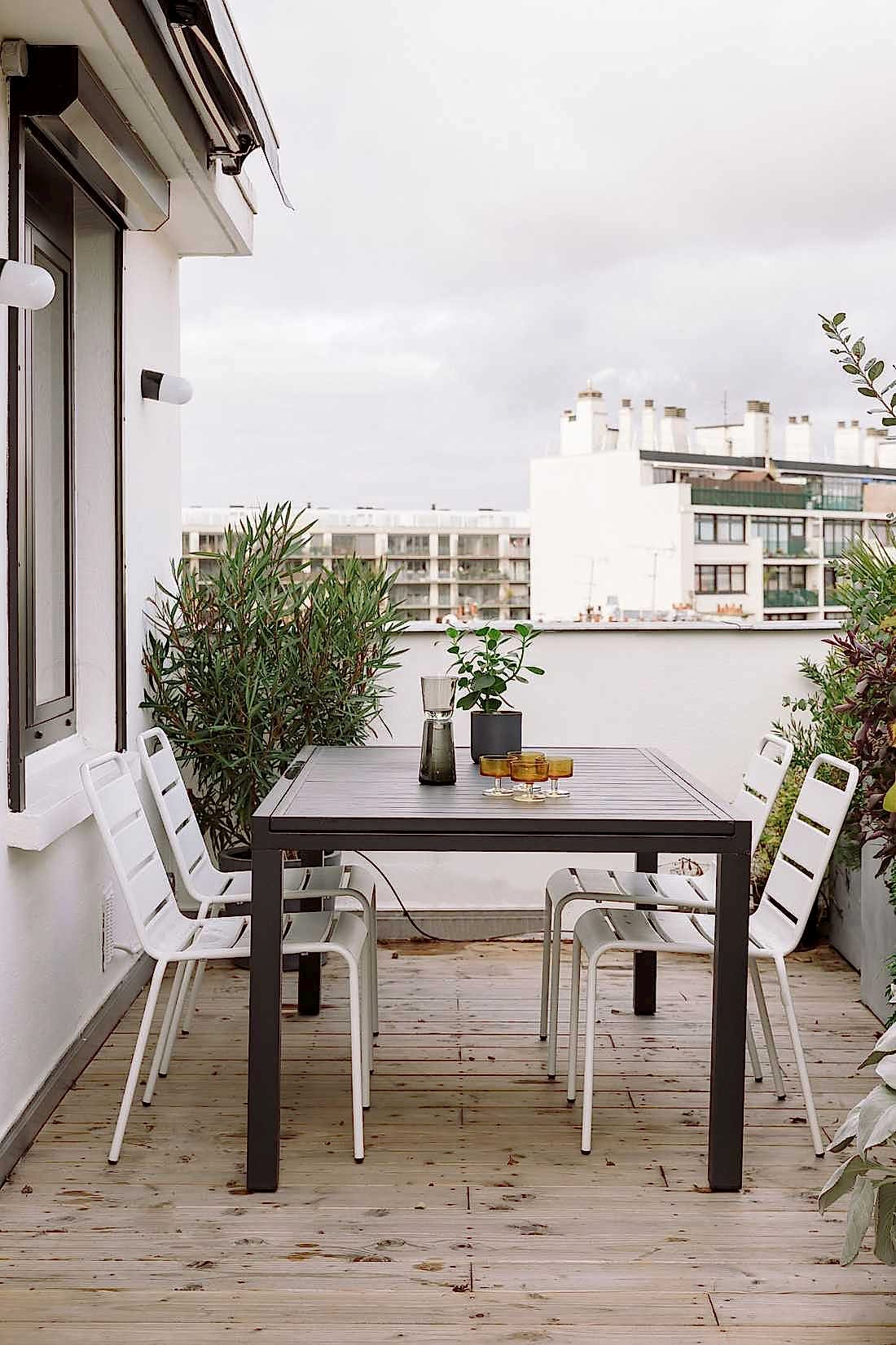 Coin repas sur la terrasse de l'appartement à Paris