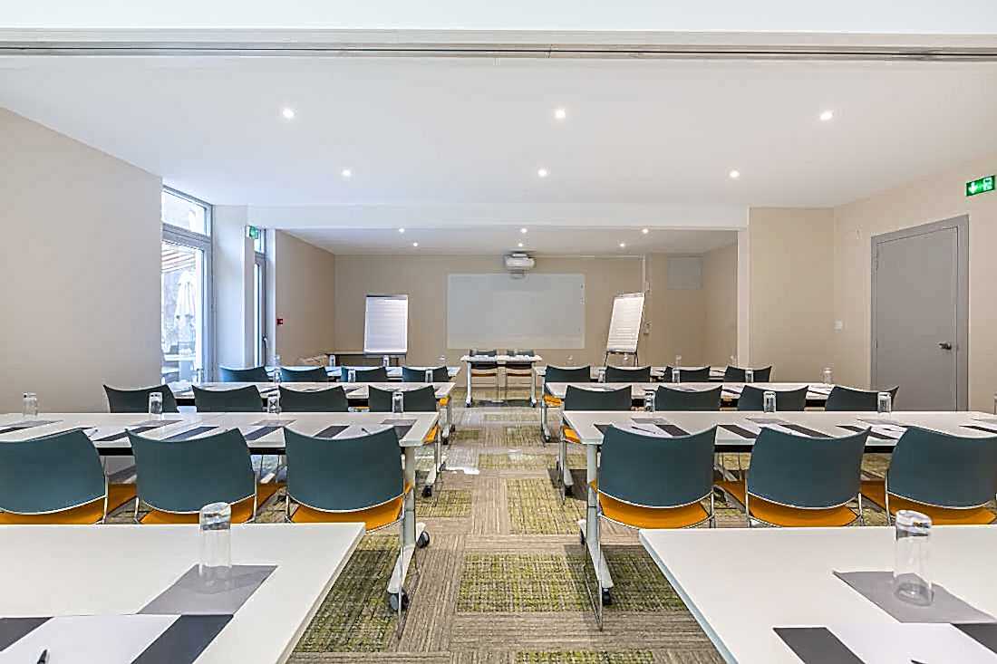 Salle de conférence et de séminaires de l'hotel après les travaux d'aménagement