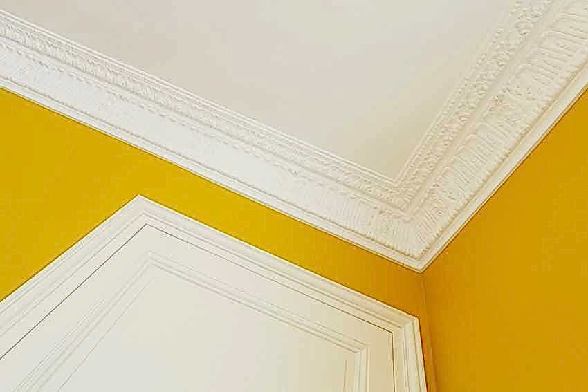 Moulures au plafond dans l'appartement haussmannien
