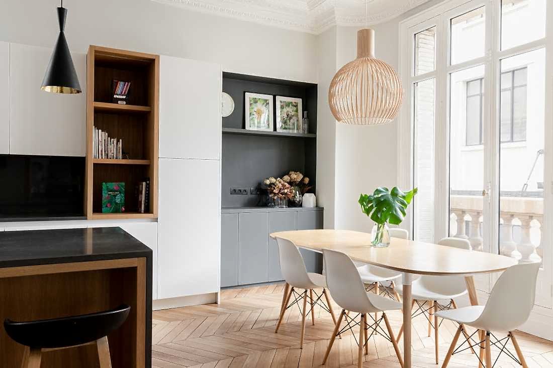Espace repas dans une cuisine ouverte