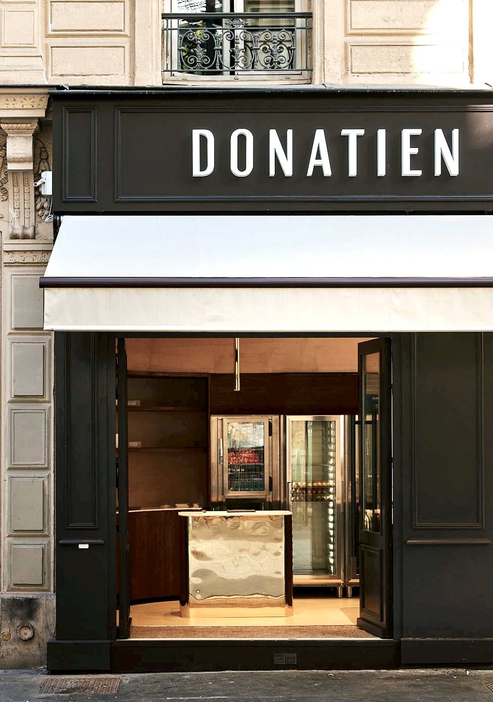 Façade d'une boutique après travaux de rénovation par un architecte à Paris