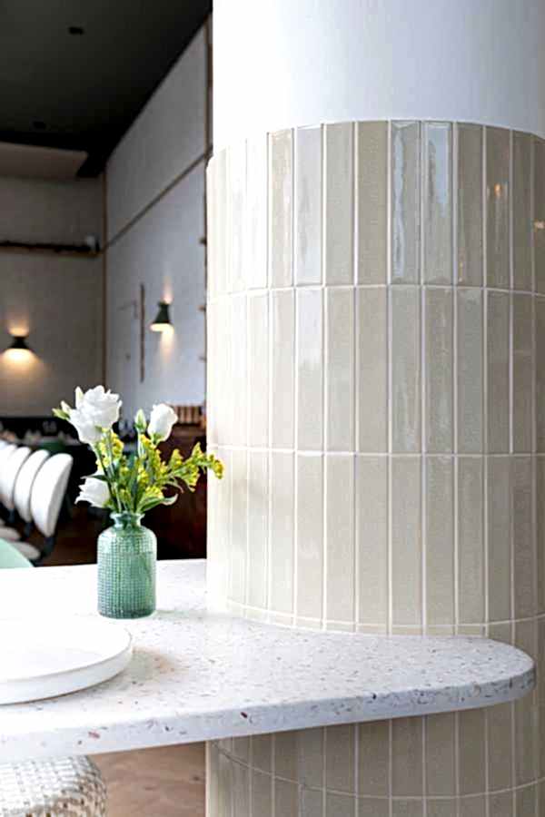 Architecture intérieur d'un restaurant eco-responsable - table adossée à la colonne