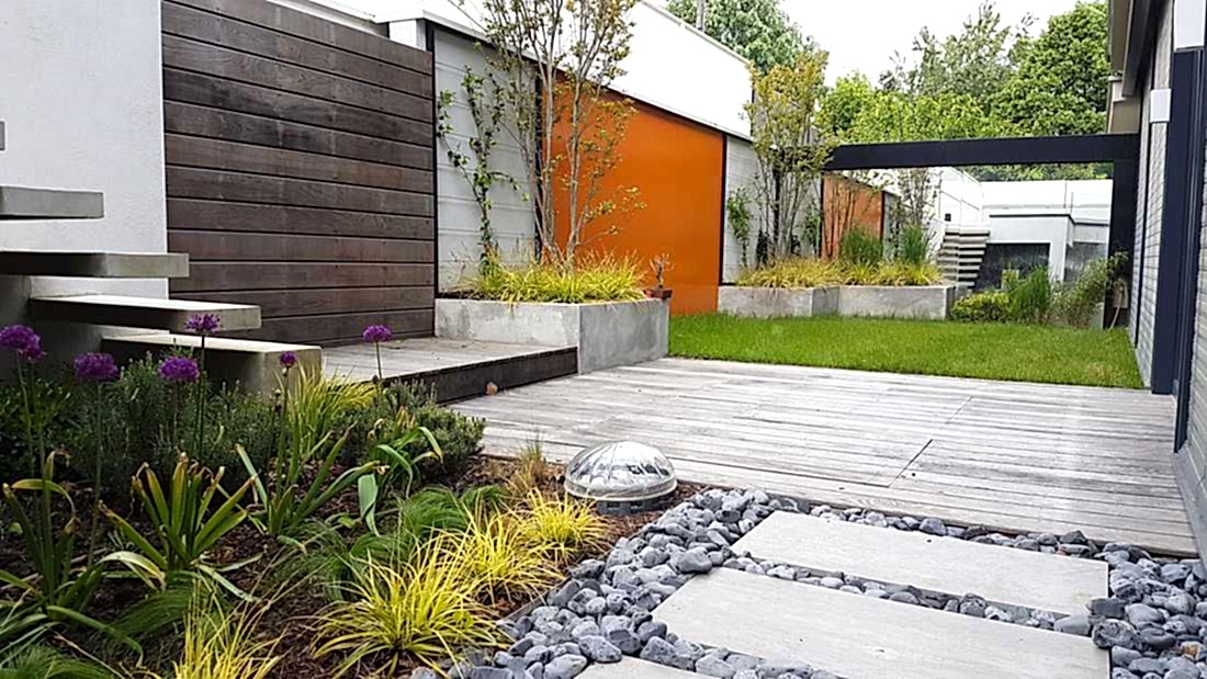 Jardin sur un terrain encaissé par rapport au niveau de la route