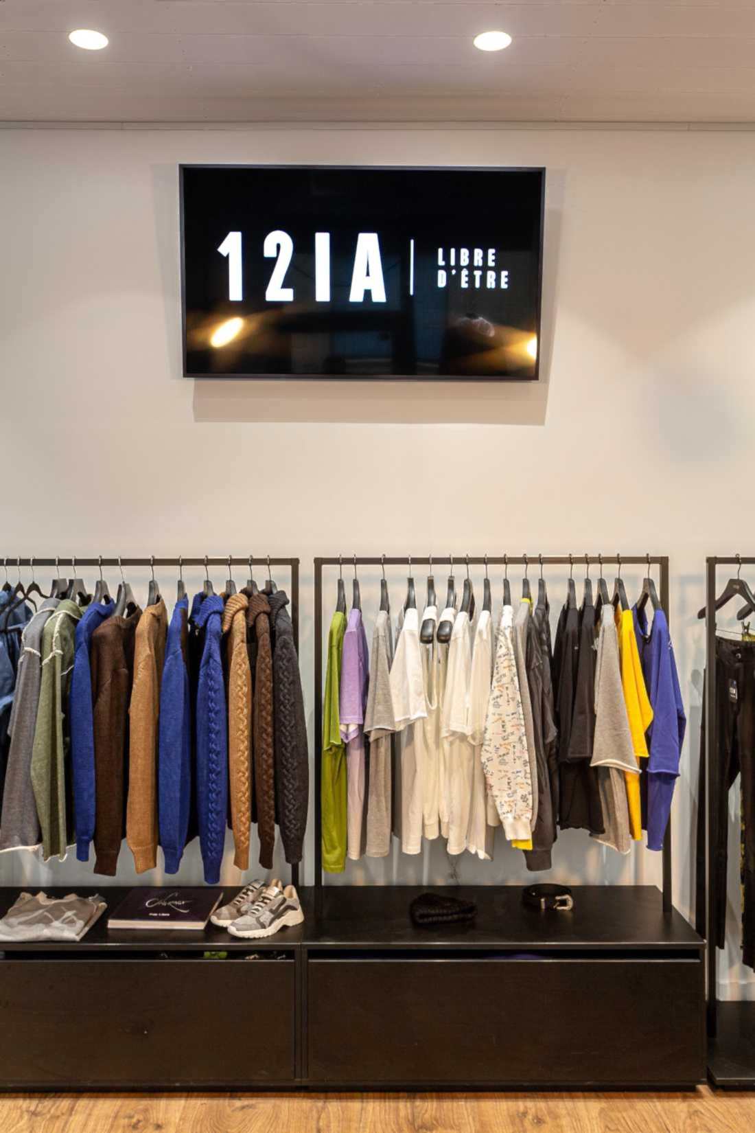 Portant pour les vêtement dans une boutique