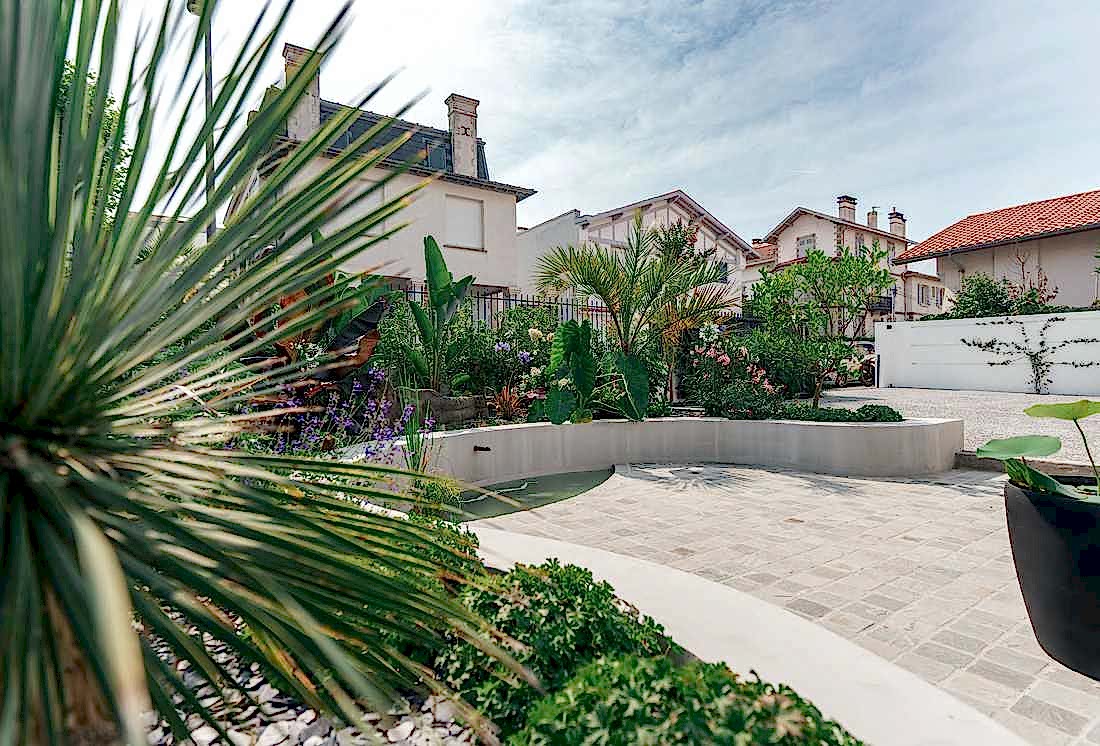 Aménagement d'un jardin d'une villa - espace de végétation
