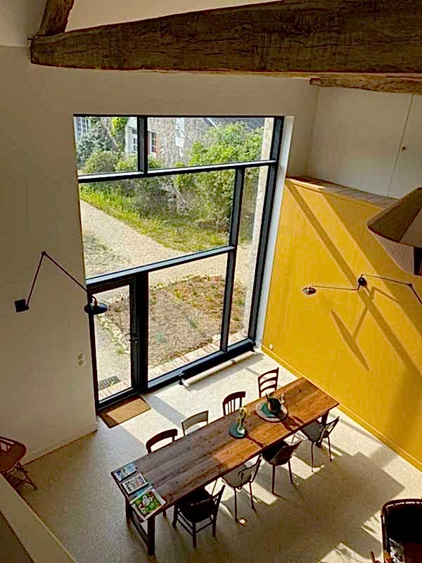 Transformation grange en maison d'hôtes - séjour avec large baie vitrée