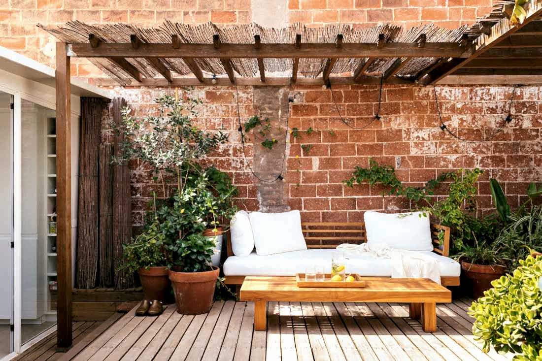 Aménagement d'un toit-terrasse en bois - la terrasse avec canapé