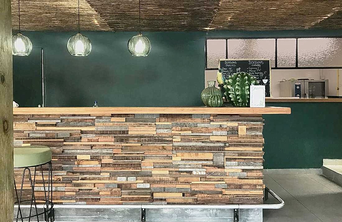 Bar d'un restaurant caribéen design à Paris